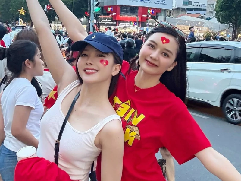 Thiều Bảo Trâm cùng chị gái lên đồ đi xem diễu binh 30/4