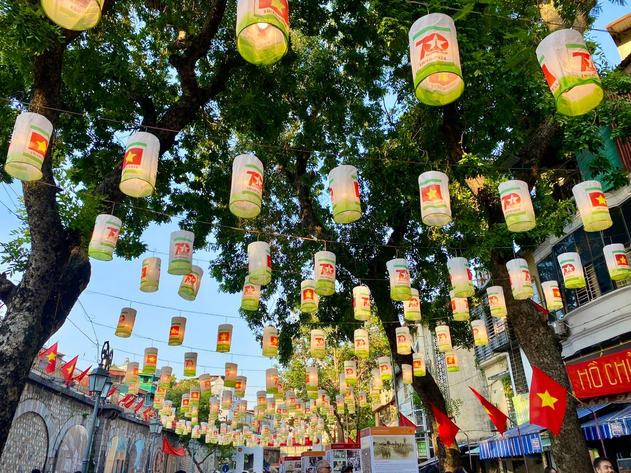 Rợp bóng đèn lồng Quốc kỳ phố bích họa Phùng Hưng đón 10/10