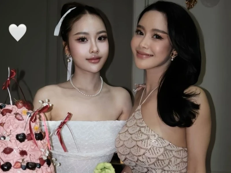 Bà mẹ Lào gây sốt khi đứng cạnh con gái như hai chị em