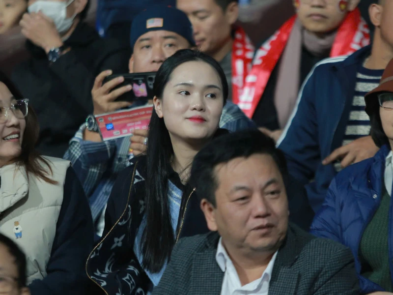 Vợ Quang Hải, Xuân Son và Duy Mạnh đến Việt Trì cổ vũ ĐTVN