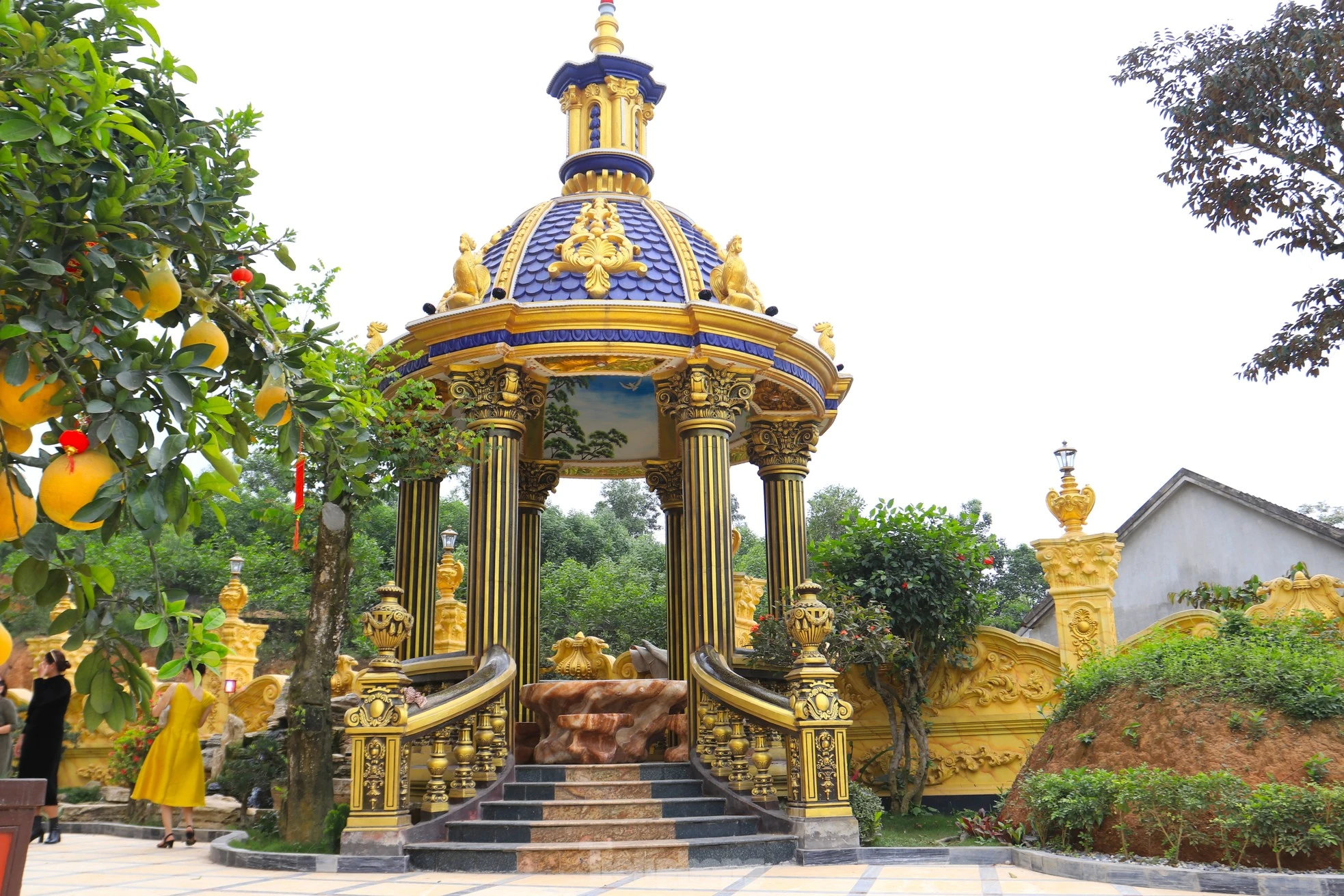 Cận cảnh tòa lâu đài dát vàng của “đại gia đồng nát” Nghệ An