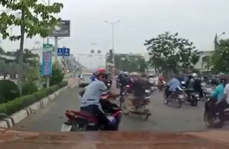 Video: Nên xử lý thế nào khi xe máy chặn đầu ô tô gây sự?