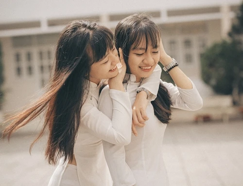 Vẻ đẹp ngọt ngào của cặp chị em song sinh trong bộ ảnh chia tay