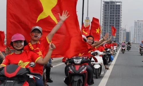 Người dân nô nức đón những “người hùng” Olympic Việt Nam về nước ở sân bay Nội Bài 