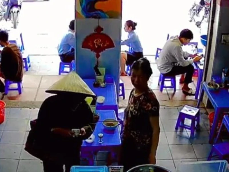 Cụ bà câm điếc cầm 10.000 đồng vào quán bún và cái kết