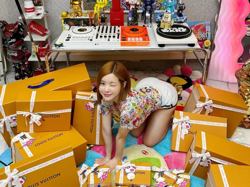 Khoe ảnh unbox loạt đồ hiệu, nữ DJ tạo dáng khiến fan đỏ mặt