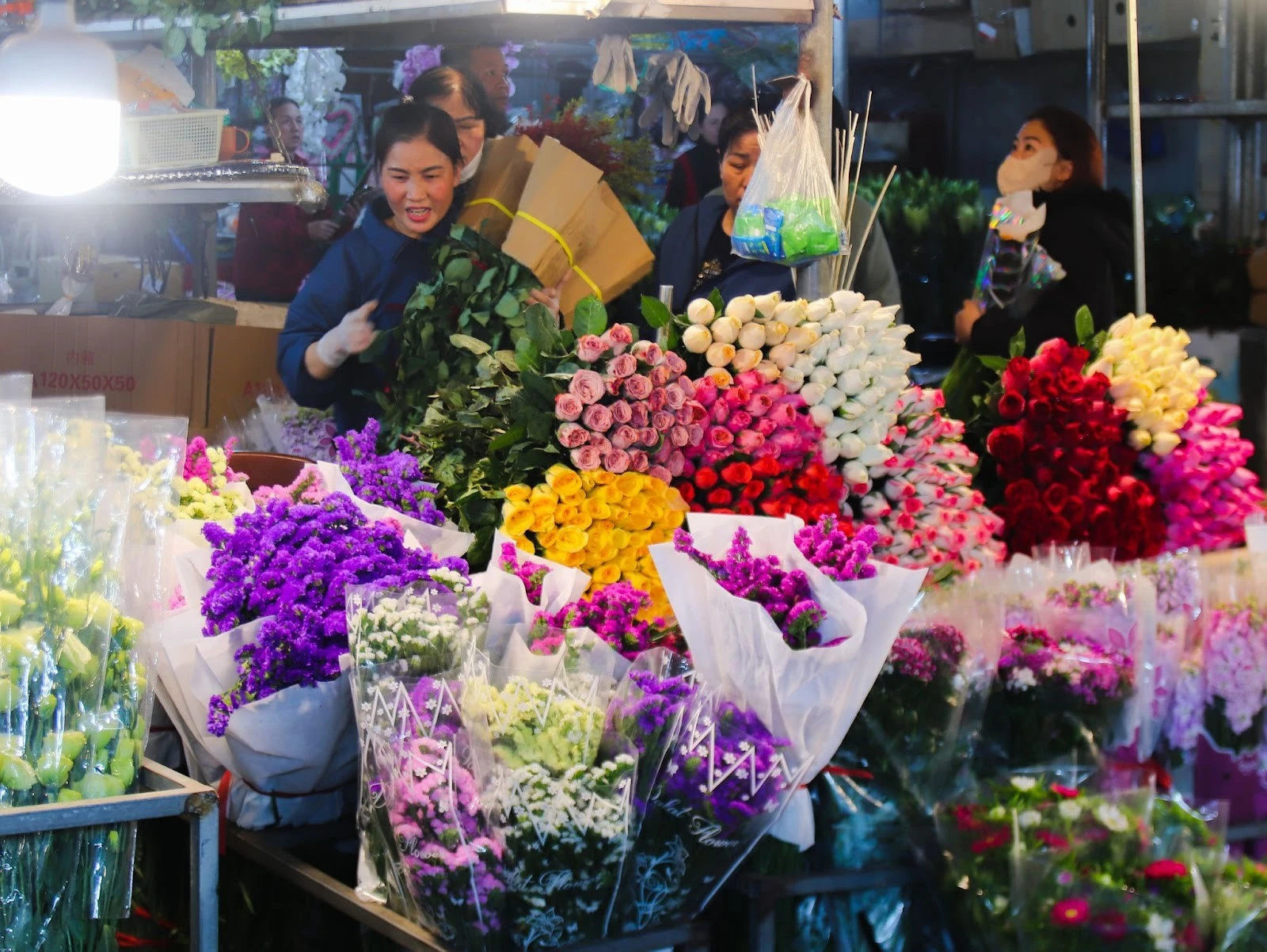 Chợ hoa đêm Hà Nội tấp nập dịp 8/3