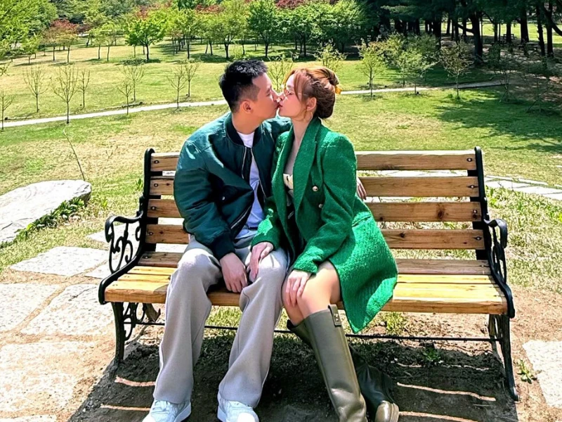 "Phú bà" Huyền Baby khoe khoảnh khắc môi chạm môi với ông xã