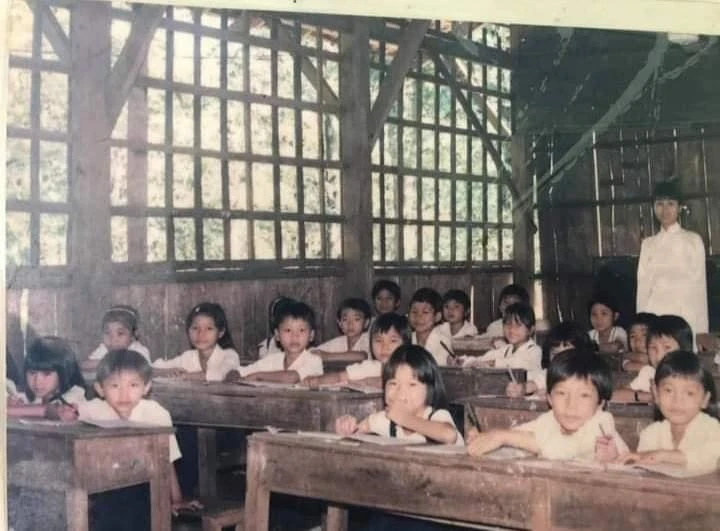 Loạt ảnh lớp học xưa bàn sờn, ghế mẻ khiến người xem xúc động