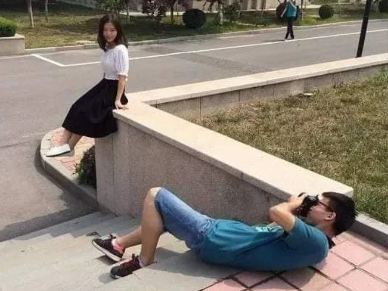 Những anh bạn trai siêu có tâm: “Lăn lộn” chụp ảnh cho bạn gái!