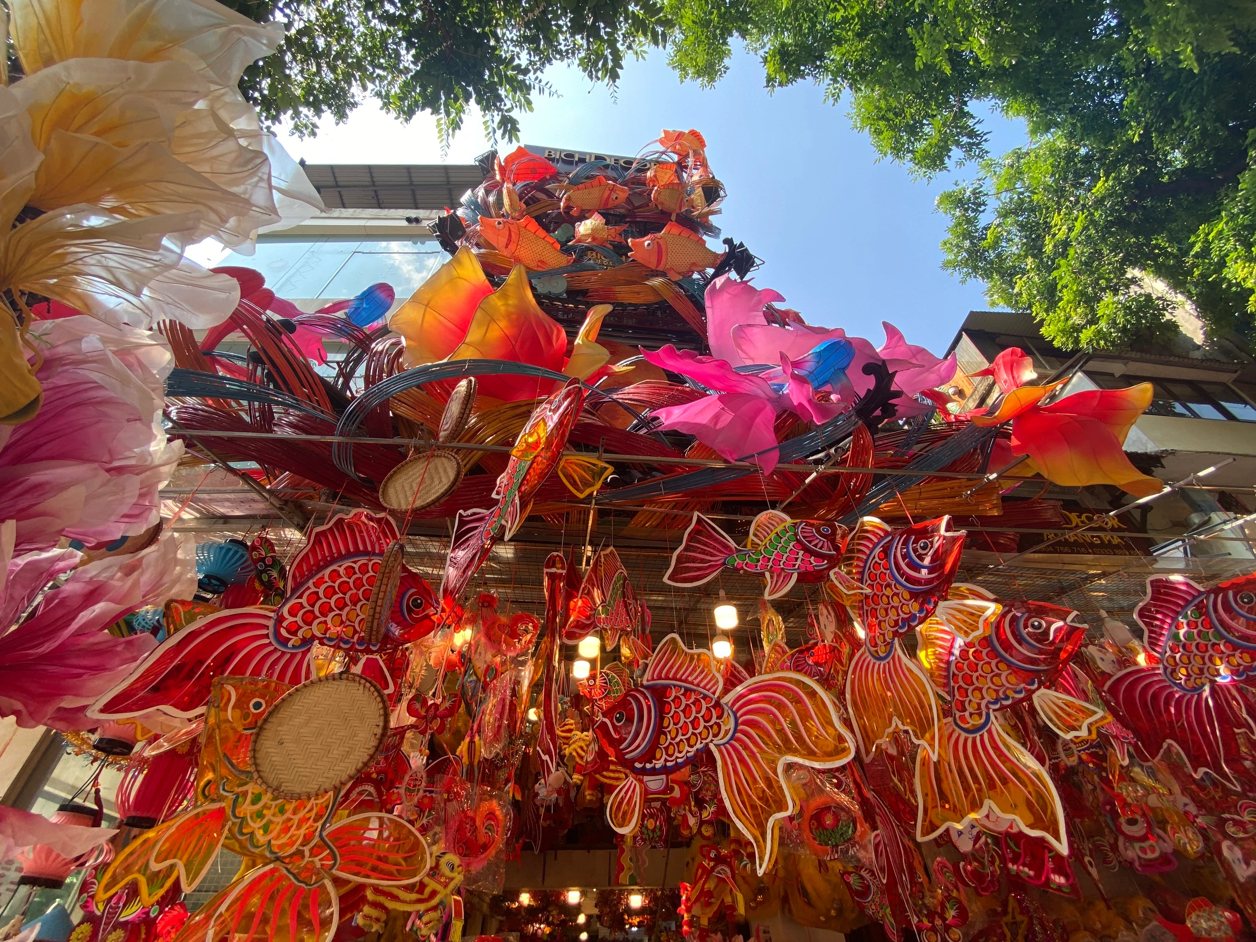 Chủ shop “chịu chơi” lắp đèn trang trí 300 triệu đồng ở Hàng Mã