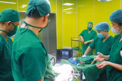 Đau vai kéo dài tưởng ung thư không ngờ khớp vai đông cứng