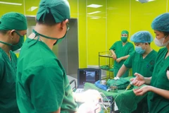 Đau vai kéo dài tưởng ung thư không ngờ khớp vai đông cứng