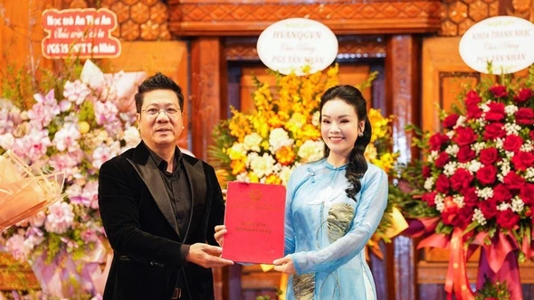 NSƯT Tân Nhàn nhận quyết định bổ nhiệm chức danh Phó Giáo sư