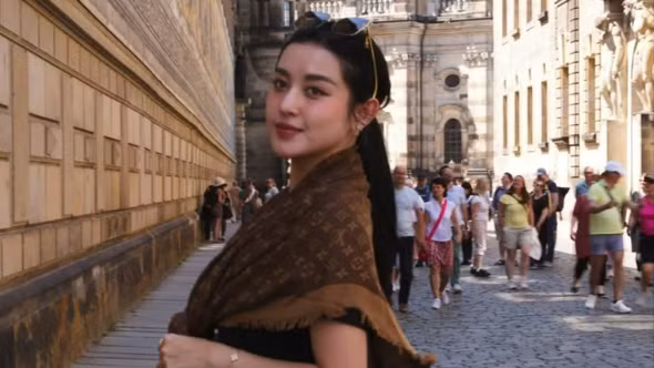 Á hậu Huyền My lên tiếng việc thanh lý giày cũ giá 2 triệu