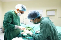 Người đàn ông bị cuốn tay vào máy xay thịt đứt rời ngón tay