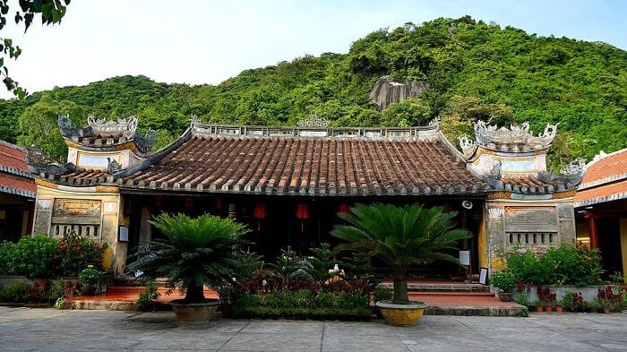 Chánh điện của Chùa Hải Tạng - ngôi chùa hàng trăm năm tuổi trên đảo Cù Lao Chàm. Cù Lao Chàm có nhiều bãi tắm đẹp, nổi tiếng nhất có thể kể đến Bãi Ông. Nước trong vắt nhìn thấy tận đáy, bãi cát dài trắng mịn cong mềm mại như hình trăng lưỡi liềm và những hàng dừa xanh rì rào trong gió tạo nên nét thu hút đặc trưng cho hòn đảo này.