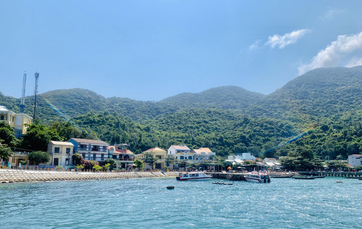 Bãi Làng là nơi tập trung dân cư đông đúc. Chùa Hải Tạng hàng trăm năm tuổi là một trong những ngôi cổ tự linh thiêng, và là điểm du lịch tâm linh đặc sắc trên đảo Cù Lao Chàm.