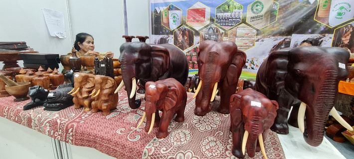 Và cả những sản phẩm độc đáo của nước bạn Lào đã tạo nên sức hấp dẫn của Hội chợ EWEC- Đà Nẵng 2022 >>> Mời độc giả xem thêm video Cầu Vàng tại Đà Nẵng được chọn là kỳ quan mới của thế giới: