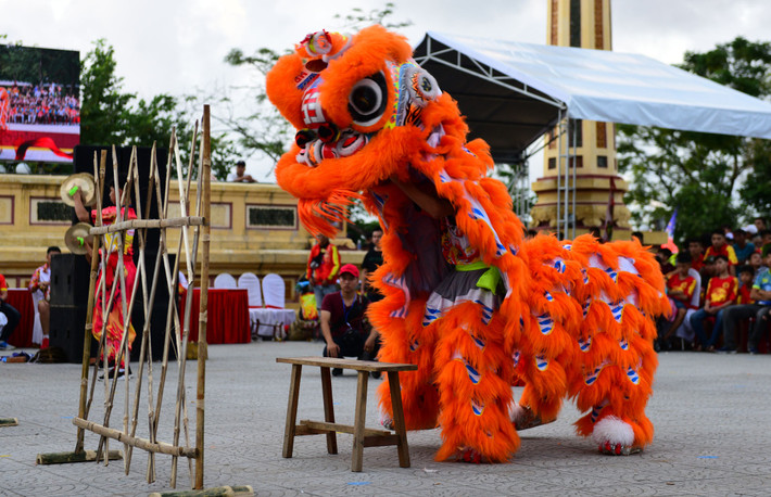 Được biết, đây là lần đầu tiên thành phố Quy Nhơn tổ chức Liên hoan Lân Sư Rồng. Sự kiện nhằm tạo điểm nhấn đặc trưng, đưa Quy Nhơn - Bình Định trở thành điểm đến thú vị thu hút khách du lịch trong và ngoài nước. >>> Mời độc giả xem thêm video Trải nghiệm múa lân sư rồng: