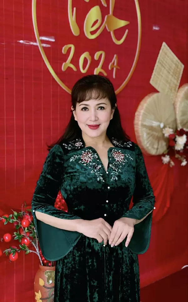 Trong lần trở lại phim ảnh cách đây vài năm, NSND Minh Hòa tiết lộ: "Tôi chưa bao giờ tan vỡ hôn nhân, đó chỉ là tin đồn. Cuộc sống của tôi vẫn bình lặng. Chỉ có điều, hai vợ chồng làm hai công việc khác nhau nên đòi hỏi nhà lúc nào cũng đầy ắp tiếng cười thì rất khó. Còn chuyện giận nhau, có lúc không hiểu nhau nhà nào cũng có, tránh sao được". Chị cũng hé mở chồng chị làm giảng viên, còn con trai sau khi đi du học ở Úc đã trở lại Việt Nam làm việc. Chị cảm thấy hài lòng với cuộc sống hiện tại.