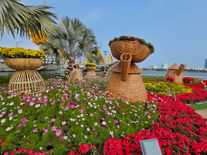 Các không gian, tiểu cảnh tại đường hoa Tết thu hút nhiều người dân, du khách đến check-in.