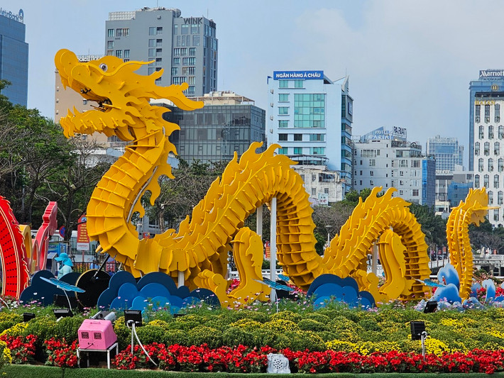 Khác với các linh vật rồng đình đám trên mạng xã hội thời gian qua như rồng TP HCM, rồng Quảng Trị, rồng Bình Định, rồng Quảng Nam, rồng Phú Yên,...linh vật "rồng con" uốn lượn kết hợp hiệu ứng phun lửa, phun nước tại đường hoa Đà Nẵng được xem là một "hiện tượng" trên đường đua linh vật rồng năm nay.