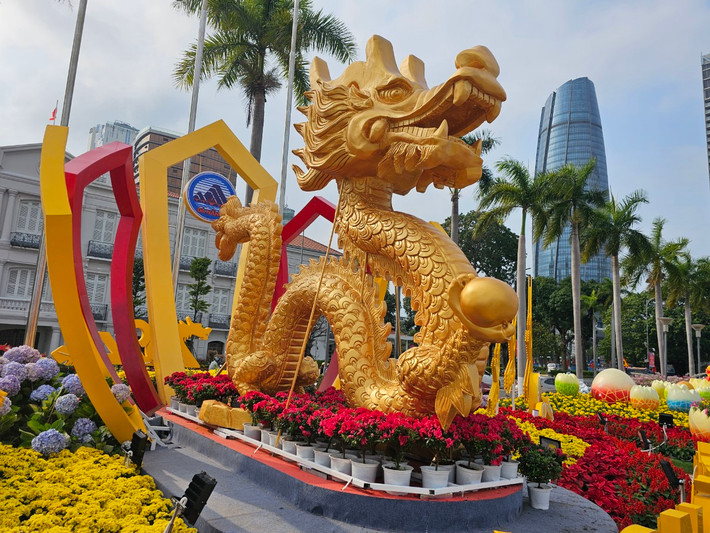 Linh vật rồng hoành tráng được đặt tại cụm tiểu cảnh trước số 42 Bạch Đằng, gần trung tâm hành chính thành phố Đà Nẵng.