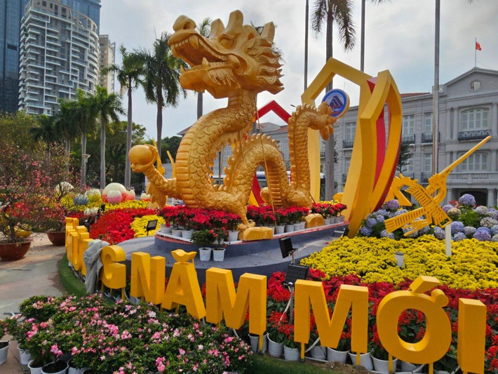 Linh vật rồng gợi ký ức về thời vua Hùng dựng nước, hình ảnh đàn chim lạc bay lên thể hiện khát vọng vươn cao, vươn xa của thành phố.