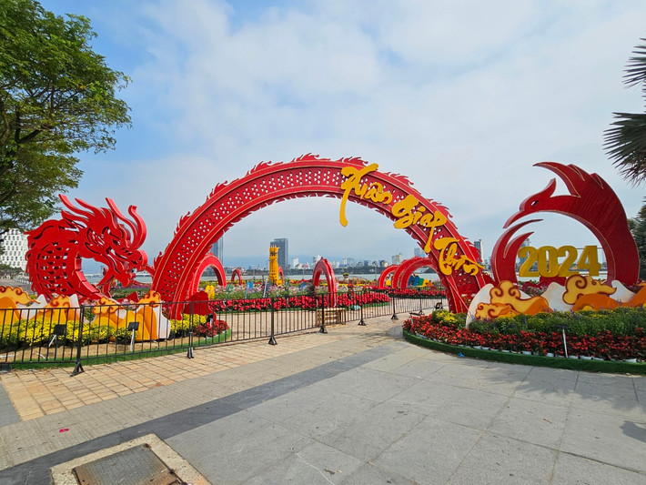 15 vị trí trang trí hoa phục vụ người dân và du khách vui chơi, thưởng lãm, check-in dịp Tết Giáp Thìn 2024 nằm trên các tuyến đường Bạch Đằng, 2/9, Trần Hưng Đạo, khu vực cầu Rồng, cầu sông Hàn...