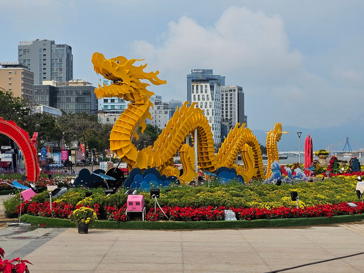 Xuyên suốt các điểm trang trí trên đường hoa Tết Đà Nẵng là hình ảnh cách điệu linh vật rồng - linh vật của năm 2024.