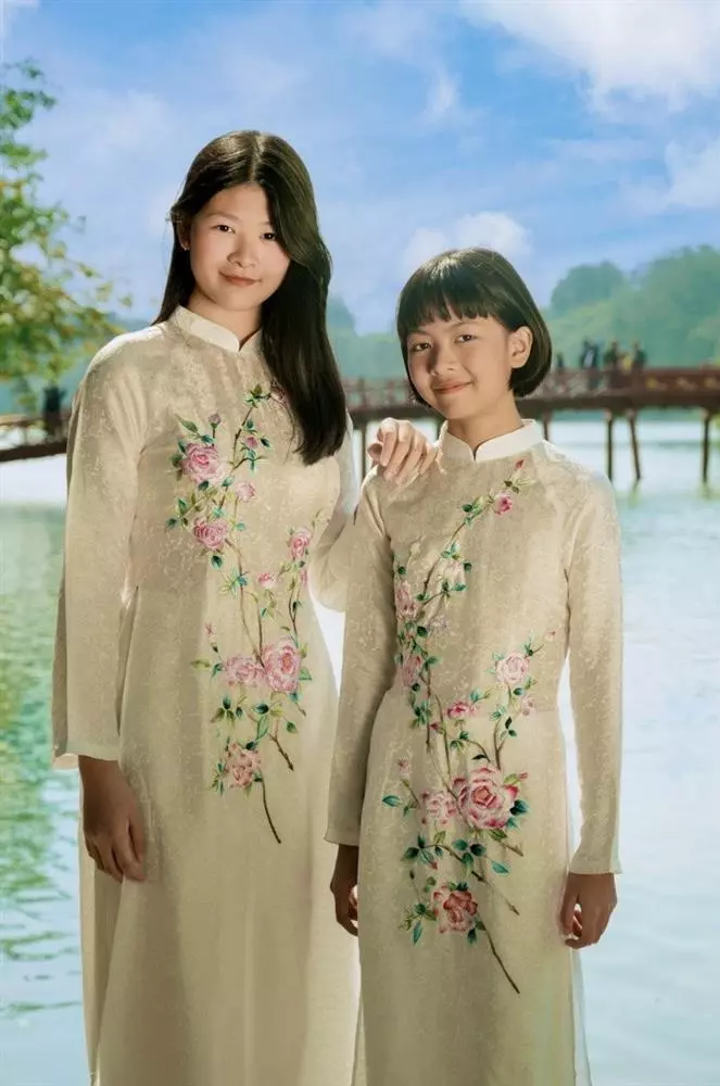 Gia đình Minh vẫn dạy con trước khi nói đến việc thành công thì phải thành người. Kể cả quan điểm thành công cũng đơn giản lắm, các con làm được công việc mình yêu thích, có một cuộc sống ý nghĩa, thấy hạnh phúc là đã thành công rồi". Ai nấy đều kỳ vọng rằng hai cô bé sẽ nối nghiệp bố, trở thành người mẫu. Bình Minh từng chia sẻ rất nhiều nhãn hàng mời hai con gái chụp mẫu ảnh, quảng cáo nhưng anh và vợ đều đã từ chối vì thấy các bé còn quá nhỏ.
