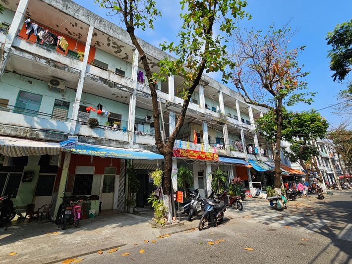 Sở Xây dựng Đà Nẵng cho biết, thành phố đã thống nhất thực hiện di dời, giải toả 3 khu chung cư thuộc sở hữu nhà nước, gồm: Lâm đặc sản Hoà Cường, Thuận Phước và Hoà Minh, nằm trên địa bàn quận Hải Châu và Liên Chiểu.