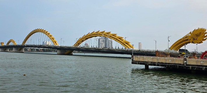 Với lợi thế nằm trên trục đường nối từ sân bay quốc tế Đà Nẵng ra biển Mỹ Khê, một trong những bãi biển đẹp nhất hành tinh, cầu Rồng được nhiều du khách biết đến ngay khi đặt chân đến thành phố.