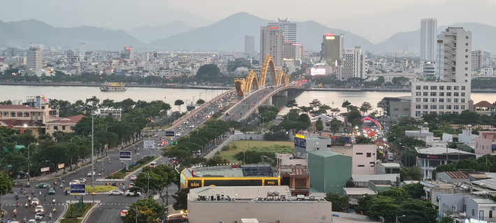 Không chỉ là tuyến đường ngắn nhất, nối liền sân bay quốc tế Đà Nẵng với các khu du lịch cao cấp ven biển Sơn Trà- Điện Ngọc, cầu Rồng còn đóng vai trò quan trọng trong chiến lược phát triển và hoàn thiện hạ tầng giao thông đô thị của thành phố Đà Nẵng.