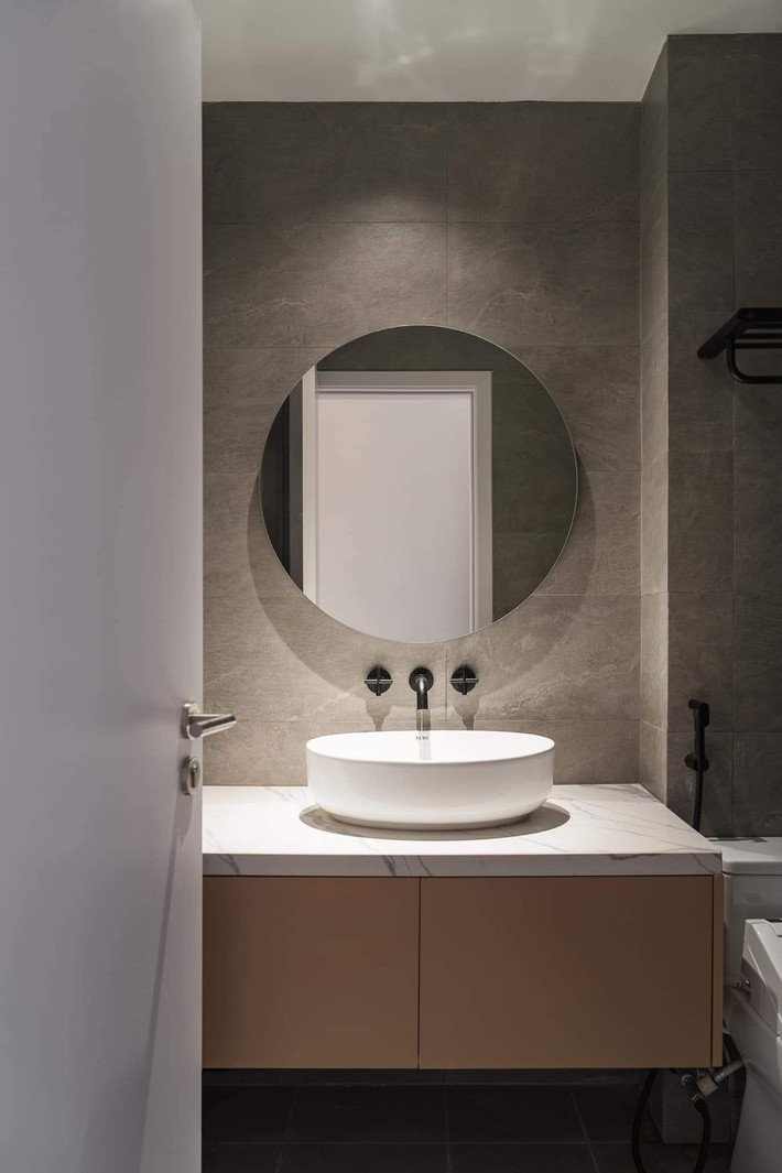 Nội thất trong nhà đầy đủ và tiện nghi, được thiết kế với phong cách hiện đại, tạo cảm giác sang trọng và sạch sẽ.