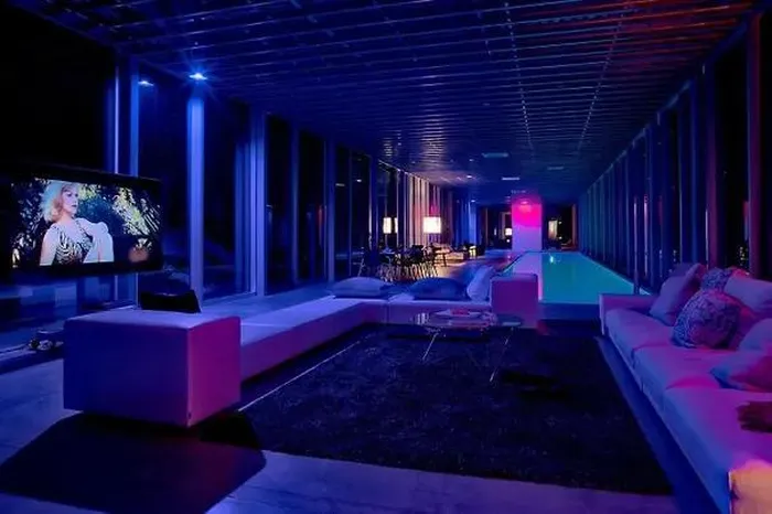 Giá cho thuê từ 2.500 USD đến 6.000 USD cho một đêm, tùy thuộc vào mùa và thời điểm