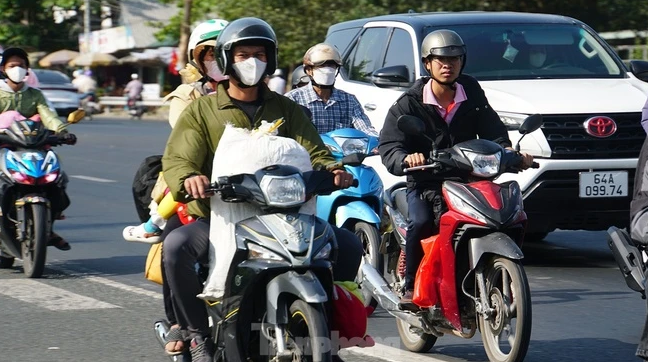 Người dân miền Tây trở lại TP HCM sau kỳ nghỉ Tết Nguyên đán Giáp Thìn 2024, chở theo nhiều vật dụng cần thiết. Ảnh: Vân Anh.