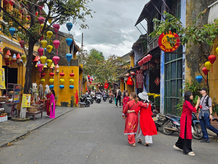 ội An mang đến cho du khách một cảm xúc ấm áp, bình an, hạnh phúc thời điểm đón chào năm mới.