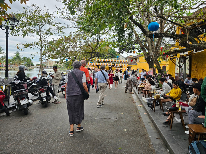 Các tuyến phố đi bộ, khu vực Chùa Cầu,... đông kín người.