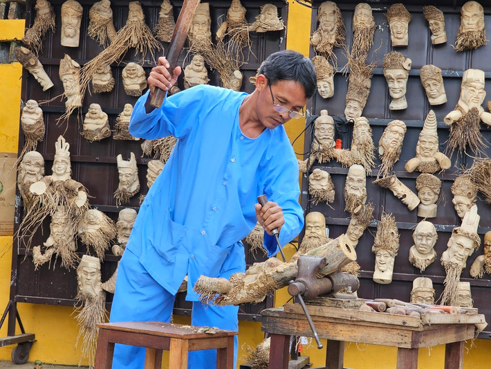Những gốc tre xù xì qua bàn tay tài hoa của người nghệ nhân đã trở thành món quà lưu niệm độc đáo, hút khách nhất phố Hội.