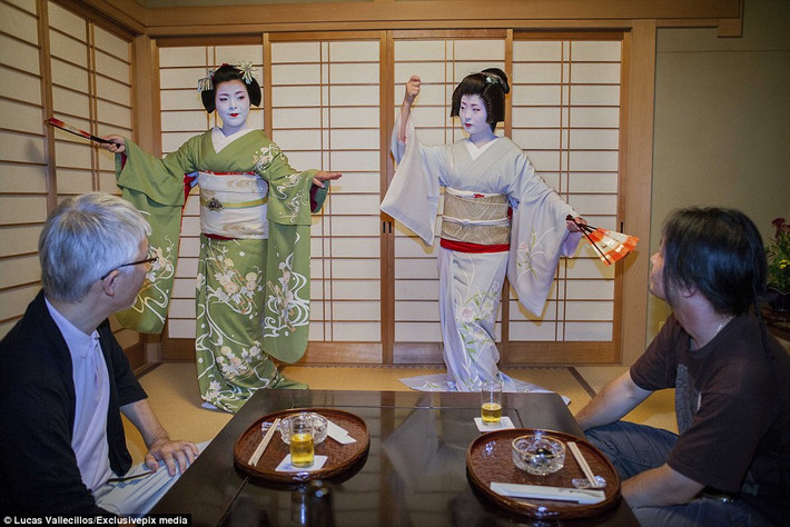 Hai geisha biểu diễn cho khách hàng. Thế giới bí mật của các geisha luôn là điều tò mò đối với nhiều người.