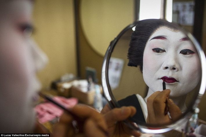 Geiko đang trang điểm trước khi tới phòng trà.