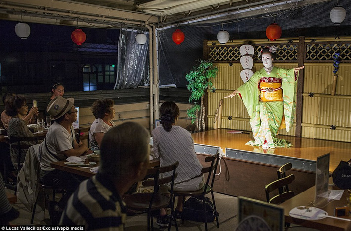 Khán giả chăm chú theo dõi màn biểu diễn của người Maiko trên sân khấu một phòng trà tọa lạc ở quận Gion.