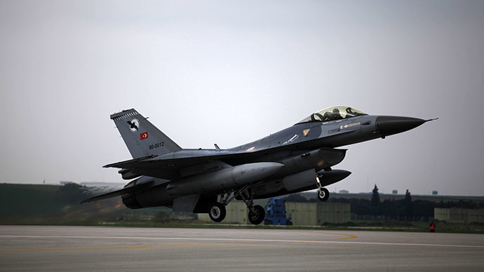 Không quân Thổ Nhĩ Kỳ có tới hơn 1000 máy bay các loại, trong đó phải kể đến các máy bay F-16. Đây là quốc gia sở hữu nhiều F-16 nhất trên thế giới (không tính Mỹ, quốc gia sản xuất ra F-16) và trong tương lai, Thổ Nhĩ Kỳ cũng sẽ sớm được sở hữu các chiến đấu cơ F-35 hiện đại nhất thế giới từ hợp đồng đóng góp nghiên cứu, phát triển F-35 cùng Mỹ. Nguồn ảnh: Airforce.