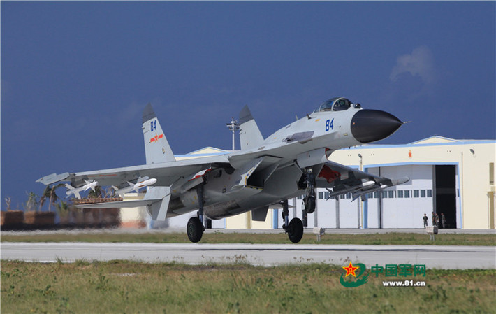 So với các loại máy bay Su-27 và các phiên bản biến thể của Su-27 sau này trong đó có cả Su-30, J-11BH của Trung Quốc sử dụng chất liệu cách điện làm bằng chất liệu đặc biệt để bao bọc quanh các thiết bị điện tử của loại máy bay này. Tấm điện môi này được Trung Quốc tuyên bố là chưa từng được Nga hay Mỹ biết tới. Nguồn ảnh: 81.