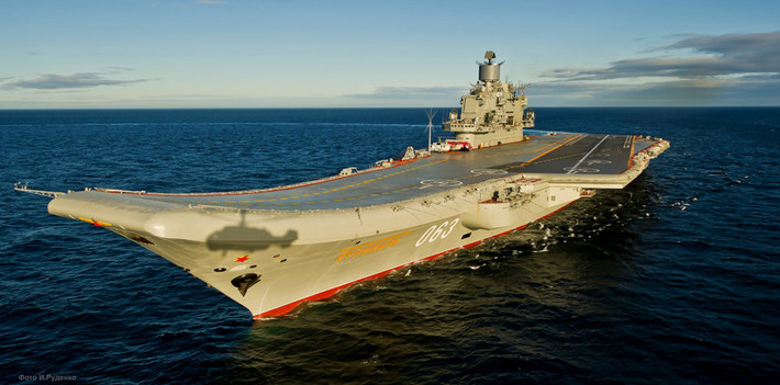 Theo National Interest , tàu Đô đốc Kuznetsov hiện đang là tàu sân bay duy nhất của Nga. Tuy nhiên duy nhất không đồng nghĩa với hiện đại nhất và bản thân các tướng lĩnh Hải quân Nga cũng tỏ ra khá "mệt mỏi" với chiếc tàu sân bay này. Nguồn ảnh: BI.