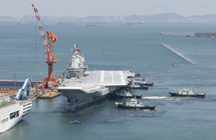Trong khi đó số máy bay phản lực loại J-15 - tiêm kích trên hạm mà Liêu Ninh có thể mang theo là 18 tới 24 chiếc, kèm theo đó là 17 trực thăng Ka-28. Nguồn ảnh: BI.