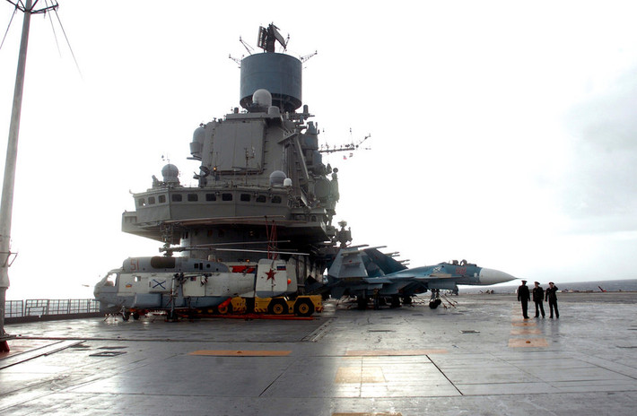 Giống những lớp tàu sân bay do Liên Xô chế tạo trước đây, Đô đốc Kuznetsov cũng phải sử dụng cầu nhảy để triển khai máy bay do nó không được trang bị máy phóng. Hệ thống cầu nhảy trên tàu sân bay Đô đốc Kuznetsov của Nga có độ dốc 12 độ. Nguồn ảnh: BI.