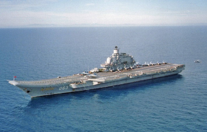 Hiện tại, tàu sân bay Đô đốc Kuznetsov của Nga đang nằm trong cảng sửa chữa số 35 của Hải quân Nga tại Murmansk và được biết, sớm nhất cũng phải tới năm 2021 chiếc Đô đốc hạm Kuznetsov này mới có thể tiếp tục vươn khơi được. Nguồn ảnh: BI.